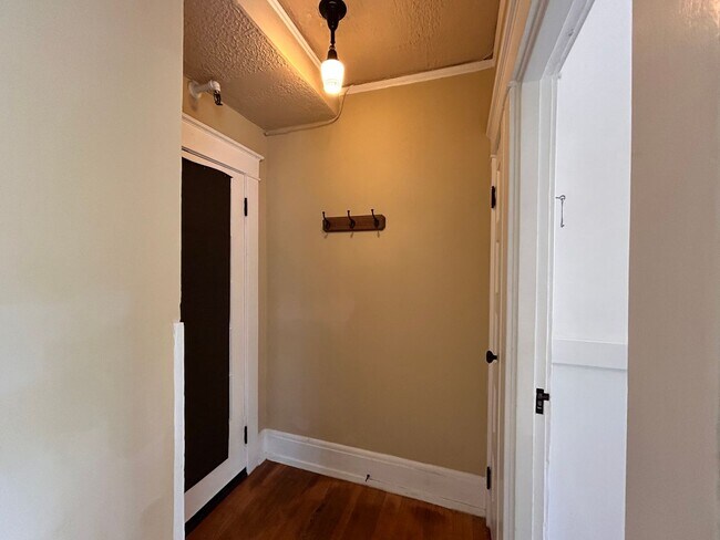 Building Photo - Vintage Charm - Top Floor NW Studio!