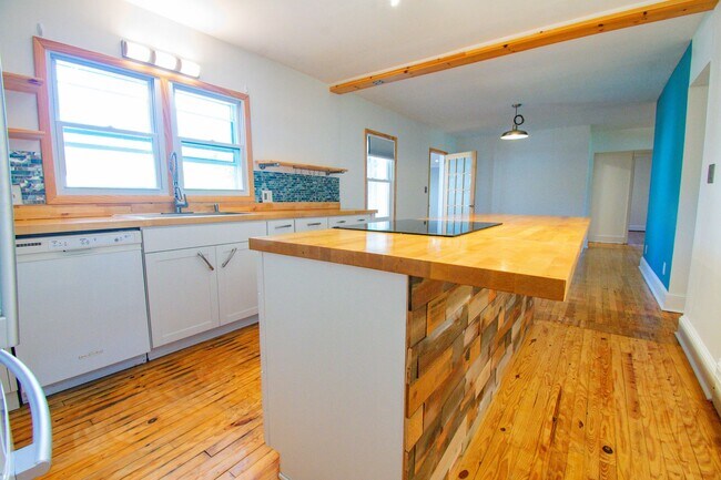 Building Photo - Available 3/27/26 - Charming Haymount 3 Bedroom 2 Bathroom Home- Pets Okay