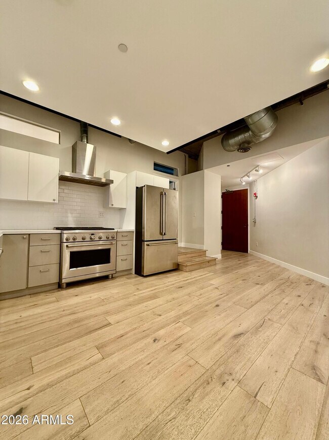 Building Photo - 21 E 6th St