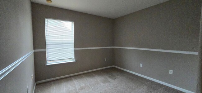 Building Photo - Large Single Family in Adam's Lake Home