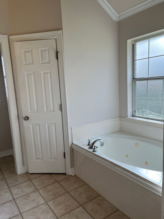 Building Photo - 2457 Brookside Dr