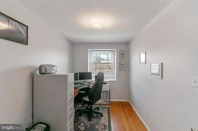 Building Photo - 933 Elm Rd