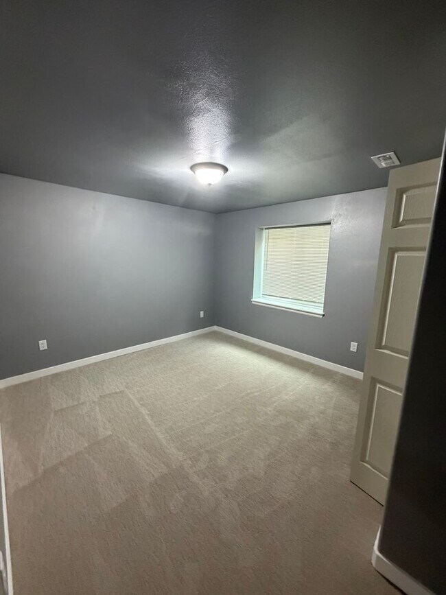 Building Photo - Renovated Milliken Home!