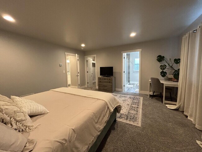 Building Photo - Beautiful Fully Furnished 3 Bed, 2.5 Bath Townhouse on Corner Lot