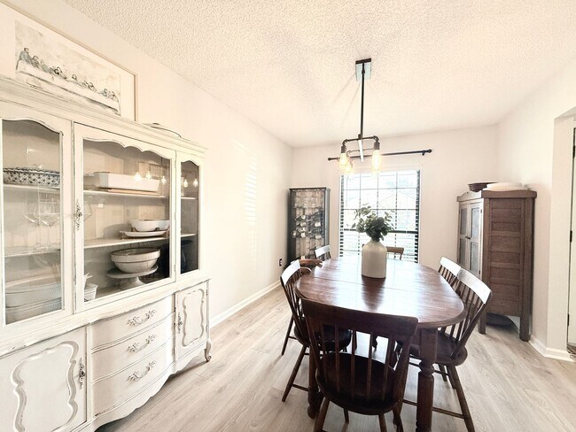 Building Photo - Stylish 4BR Home Minutes from Everything