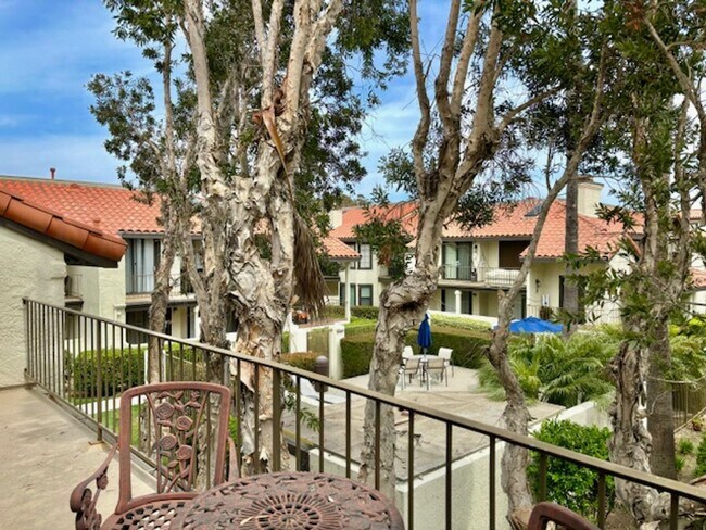 Building Photo - 2226 Martinique Ln