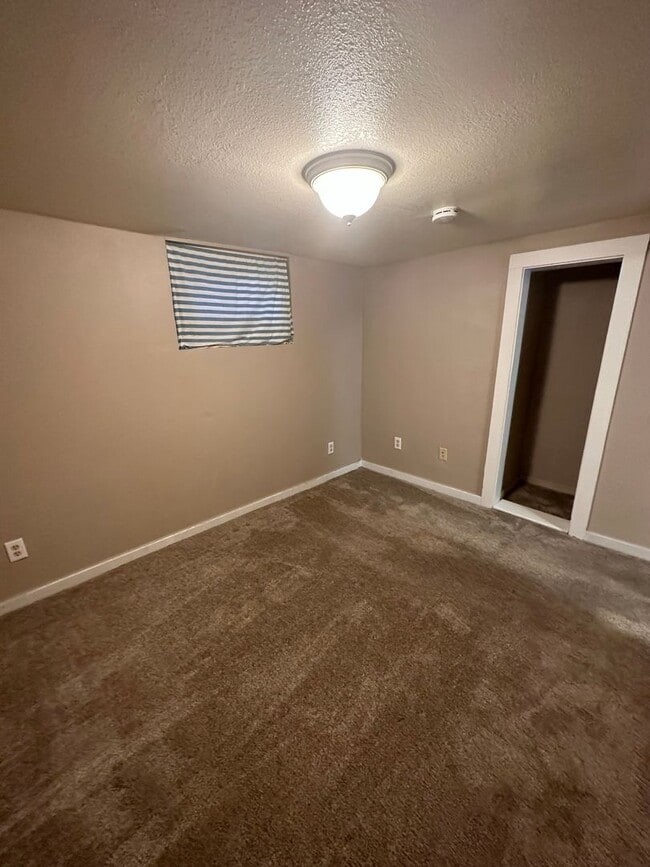 Building Photo - One bedroom, one and half bathroom, pet fr...
