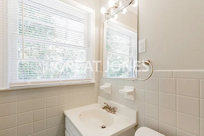 Building Photo - 142 Briardale Ave