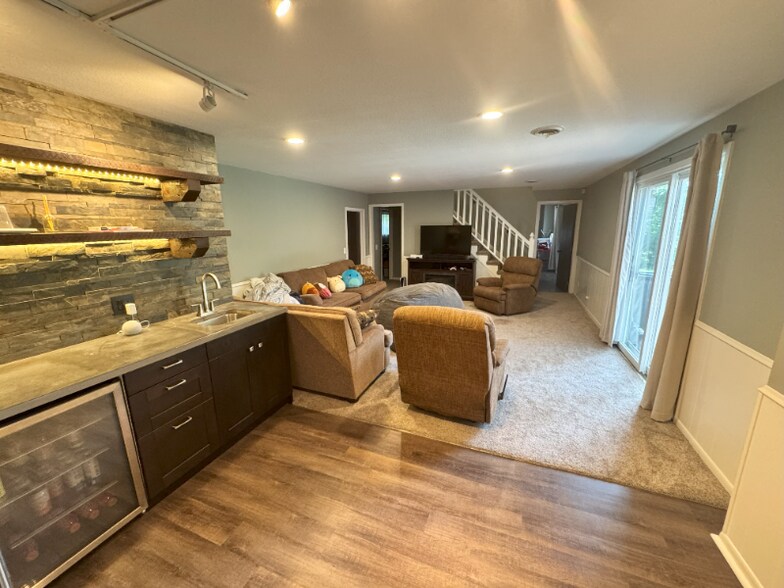 Building Photo - 1030 Sommers St N