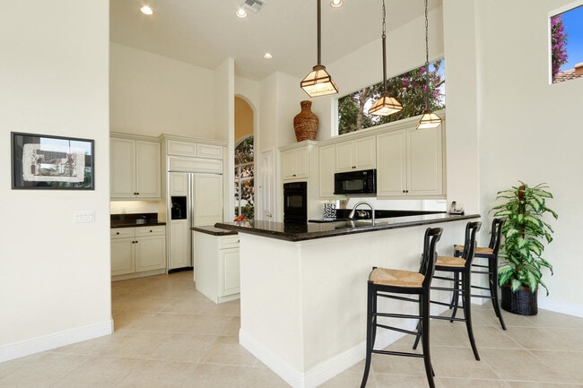 Building Photo - 528 Les Jardin Dr