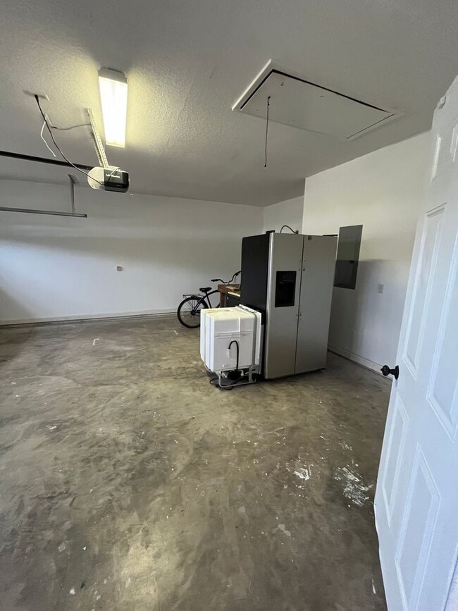 Building Photo - 204 Royal Palms Ave