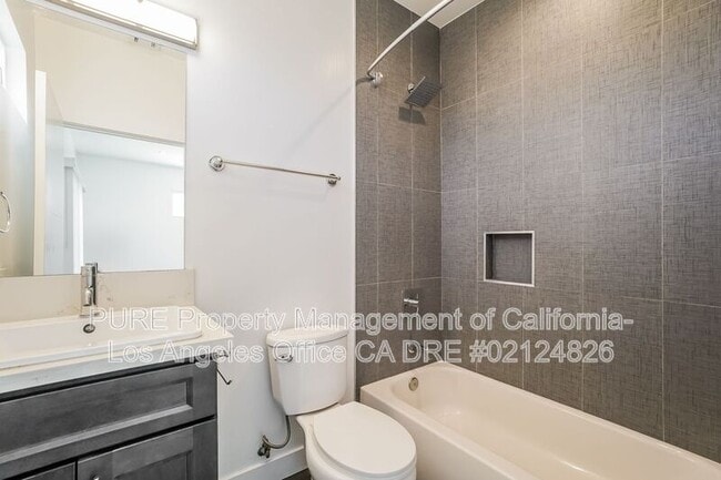 Building Photo - 1340 N Kenmore Ave