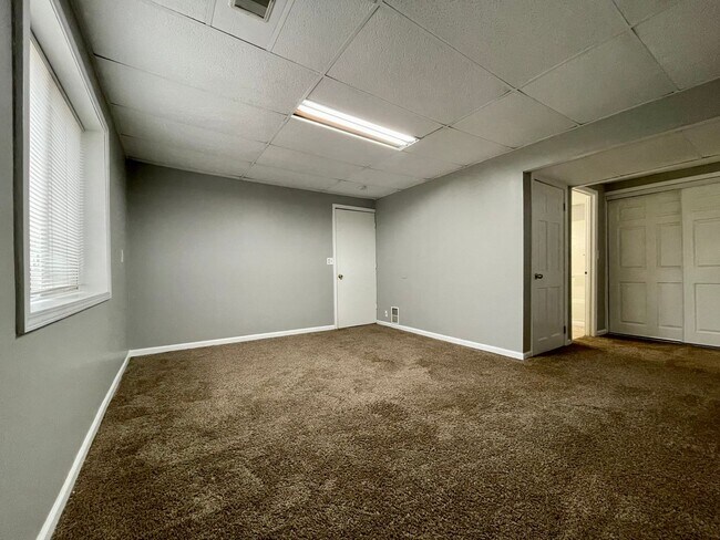 Building Photo - Spacious 5 Bedroom 2 Bathroom Home in New ...