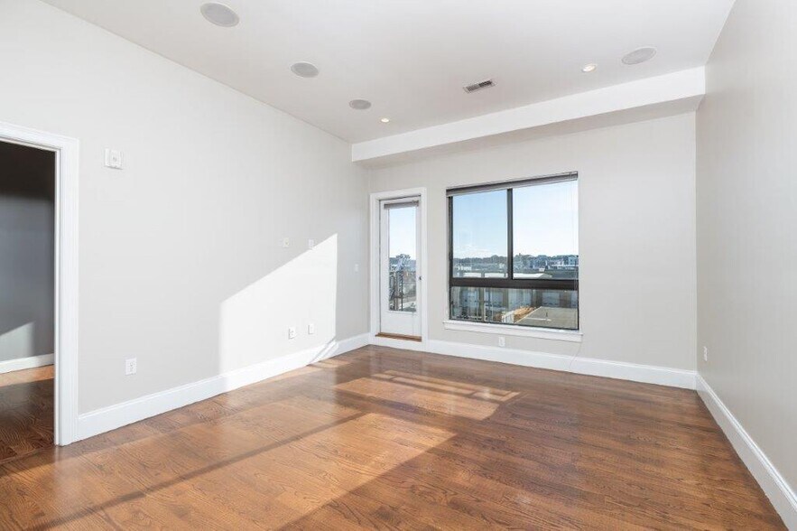 Building Photo - 339 D St
