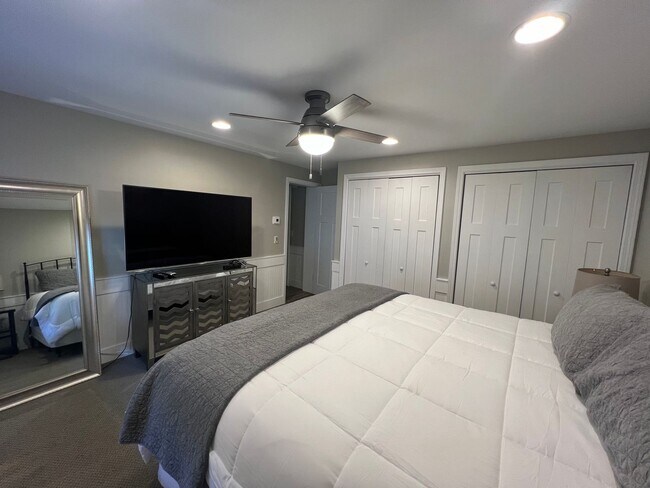 Building Photo - Cozy 4 Bedroom Home on Lakefront (Fully Furnished)