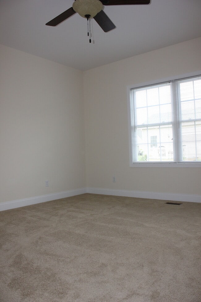 Building Photo - Duplex in Turner Ashby School District