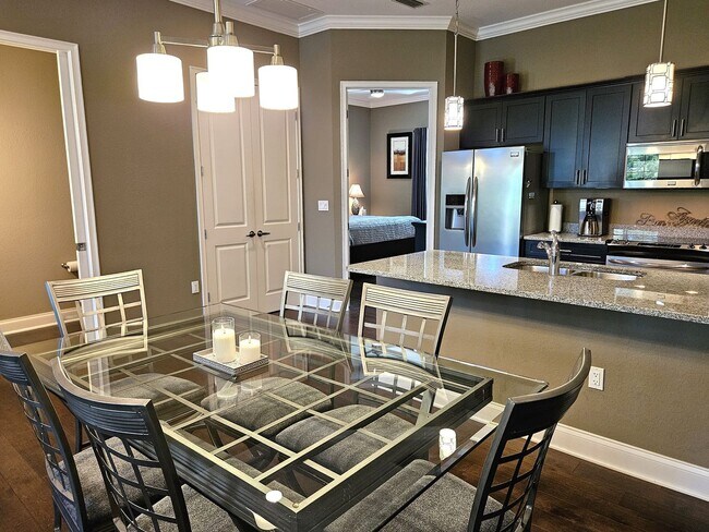 Building Photo - Seasonal Short-Term 2 Bedroom, 2.5 Bath Multi-Level Condo with Balcony and Patio located on Venic...