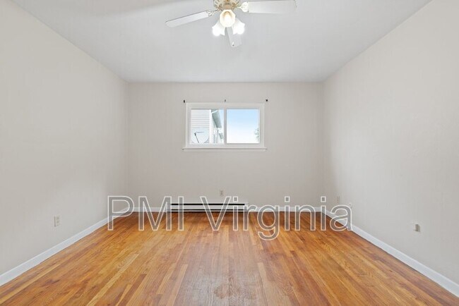 Building Photo - 2412 Courtney Ave