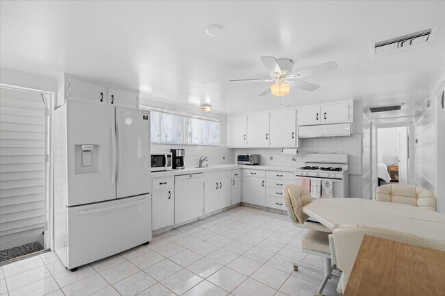 Building Photo - 572 N Calle Marcus