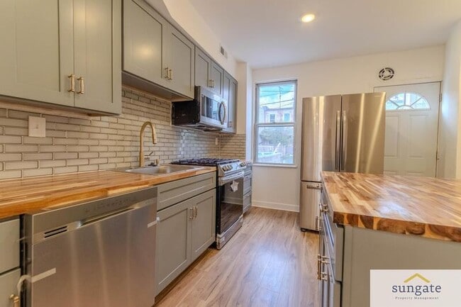 Building Photo - 142 N Ellwood Ave