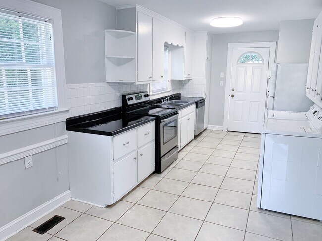 Building Photo - 3 Bedrooms 2 Full Bathrooms with fenced in...