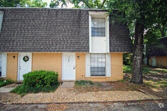 Building Photo - Charming & Convenient 3-Bedroom Townhome i...