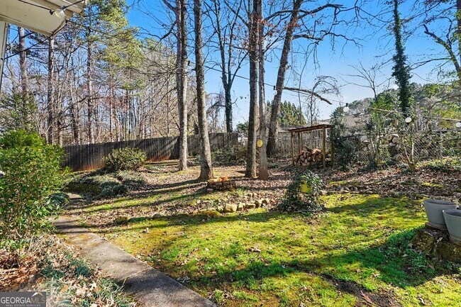 Building Photo - 8671 Twin Oaks Dr