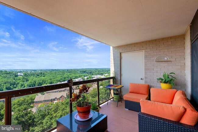 Building Photo - 307 Yoakum Pkwy