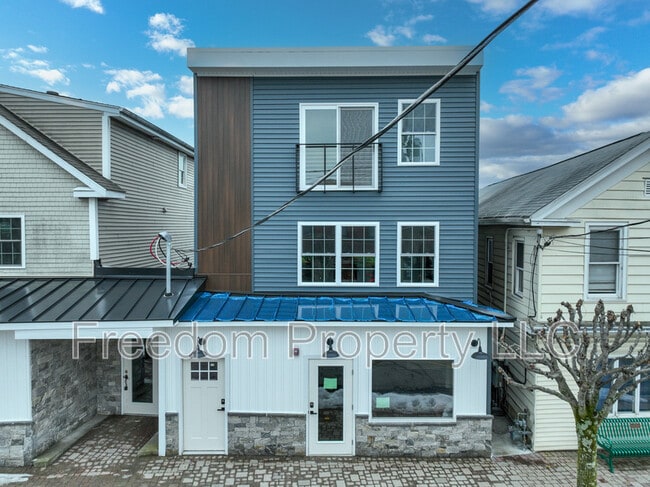 Building Photo - 130 Center St