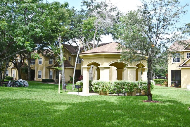 Building Photo - 2-bed 1-bath - Gated - Pool - Condo - Laun...