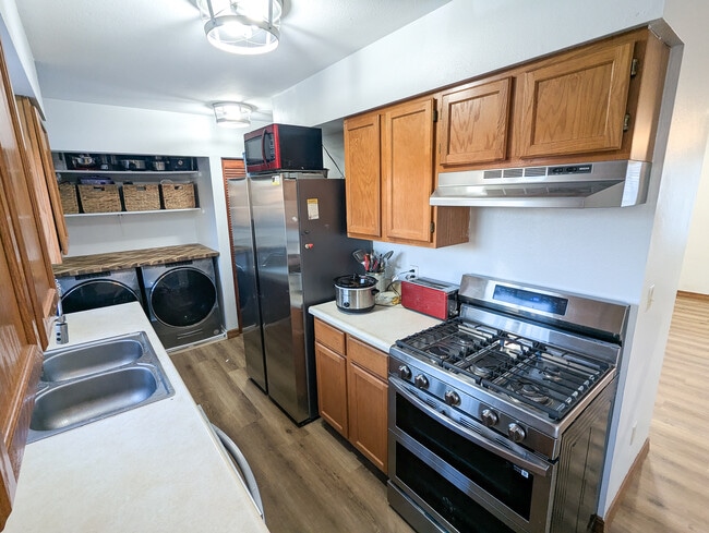 Building Photo - 1015 E Grand Ave