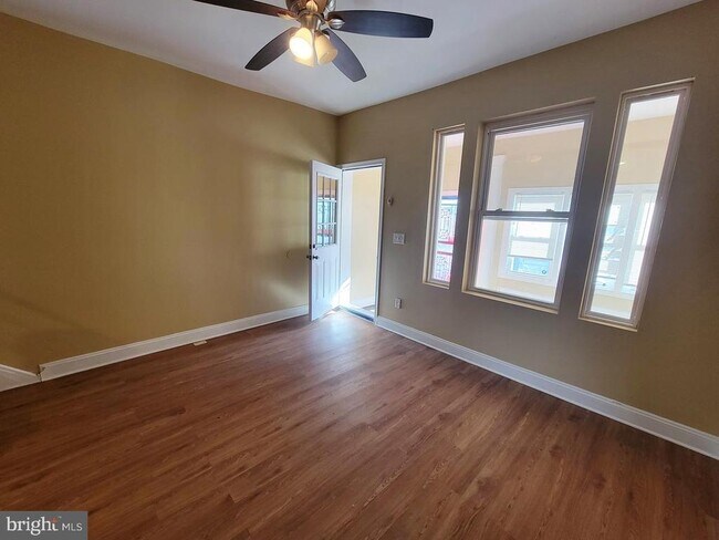 Building Photo - 923 E Schiller St