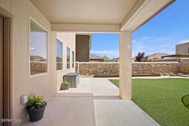 Building Photo - 3825 Loma Reina