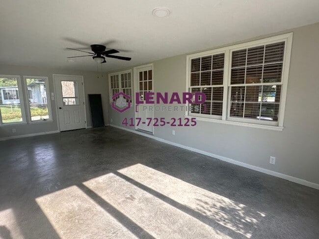 Building Photo - Beautiful 3 Bedroom House with Fenced in Yard