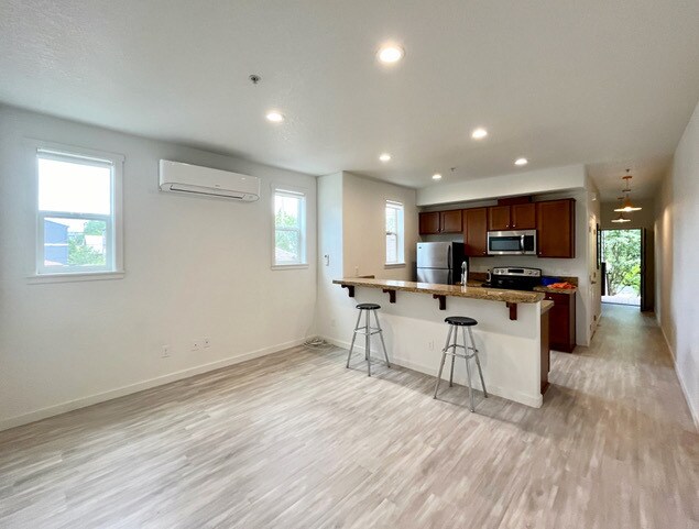 Building Photo - 348 N Ivy St