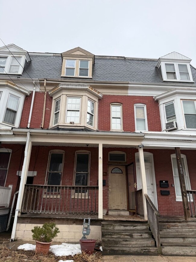 Building Photo - Pet Friendly 5 Bedroom Home in York!