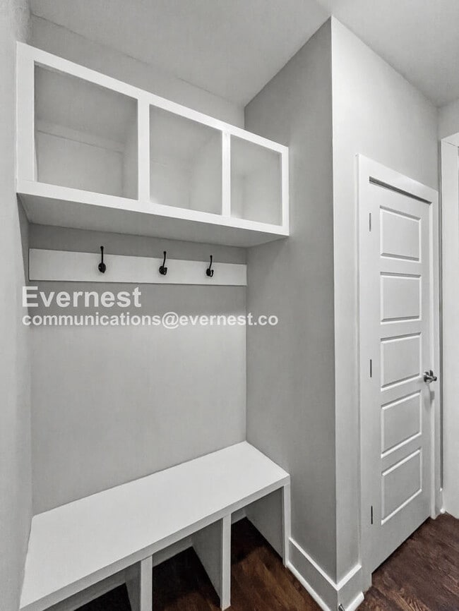 Building Photo - 2332 Oak Ct