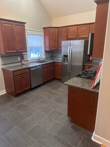 Building Photo - 135 Maple Ave