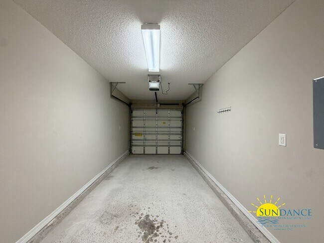 Building Photo - Stunning 2 Bedroom Townhome Near Eglin AFB & Hurlburt Field!