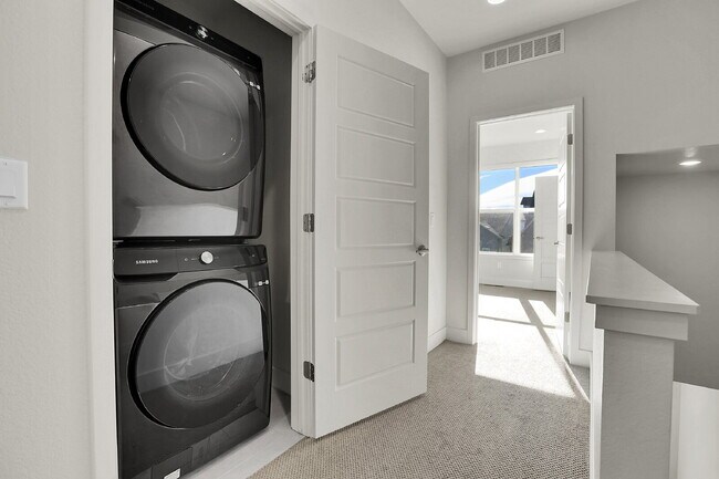 Building Photo - $2,500 - 2 Bed, 2 Full Bath Townhome In Broomfield with Central AC and In Unit Laundry!