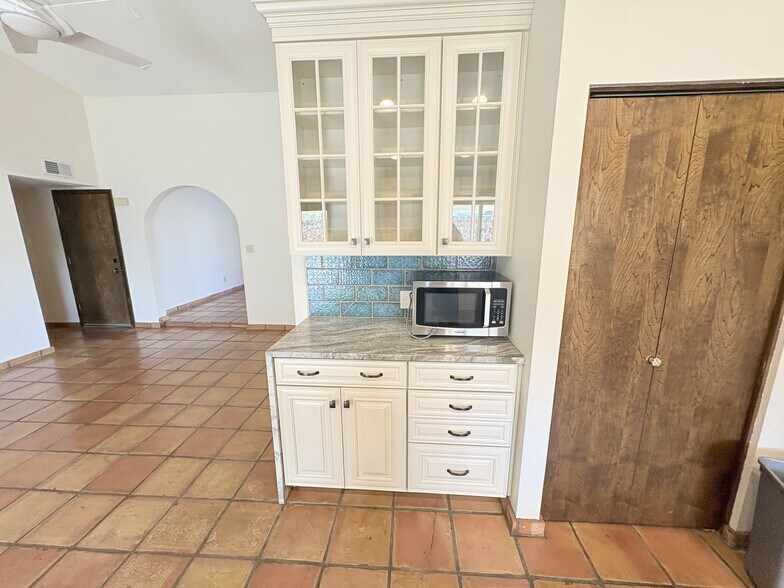 Building Photo - 1013 W Keating Ave