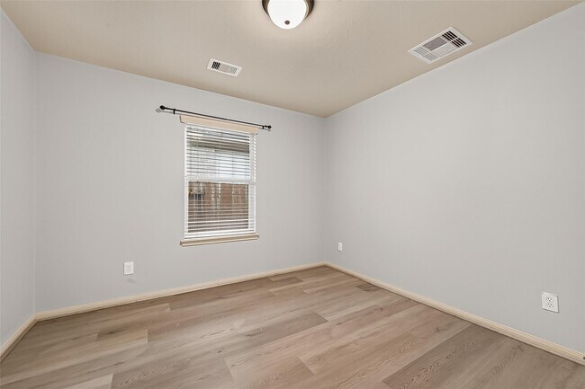 Building Photo - 28207 Chalet Park Dr