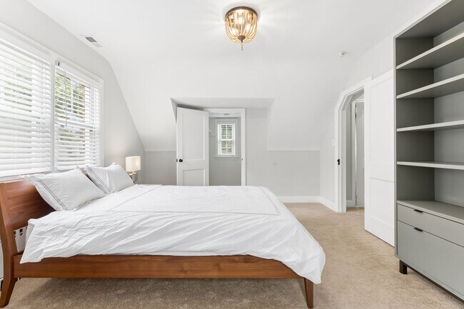 Building Photo - Fully Furnished Mid-Term Rental with Utilities Included!!