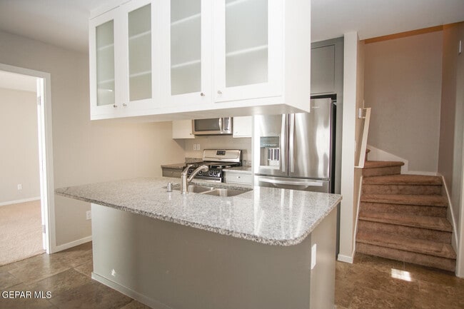 Building Photo - 4200 Camelot Heights Dr