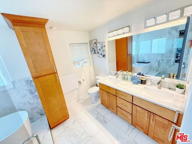 Building Photo - 15213 Daphne Ave