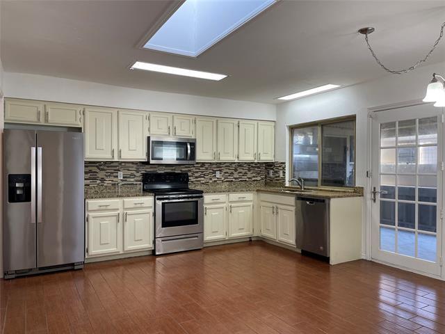 Building Photo - 2409 Stoneleigh Dr