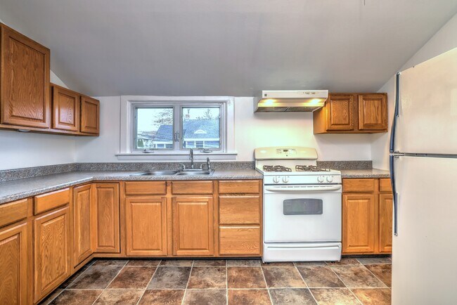 Building Photo - 83 Hawley Ave