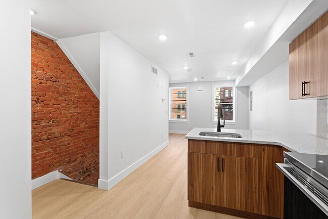 Building Photo - 118 E Huntingdon St