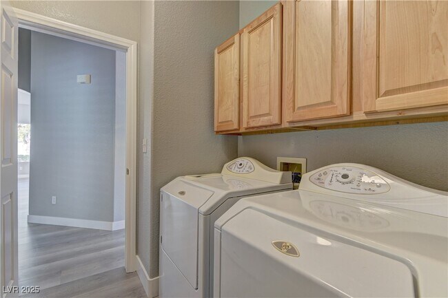 Building Photo - 7456 Oatman Ln