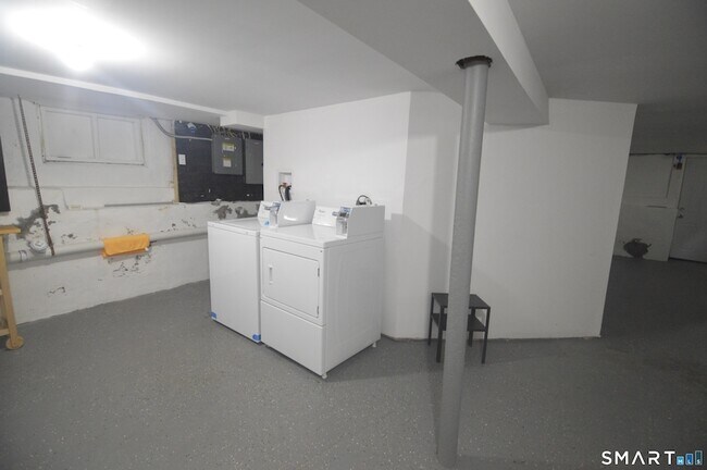 Building Photo - 807 Brewster St